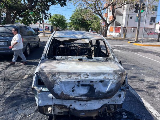 Vehículo que circulaba por calles de la colonia Centro de Veracruz se incendia de manera repentina