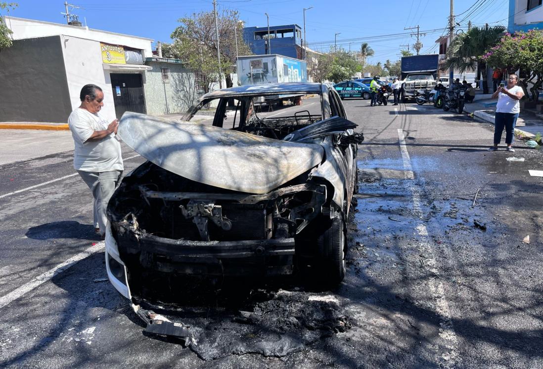 Vehículo que circulaba por calles de la colonia Centro de Veracruz se incendia de manera repentina