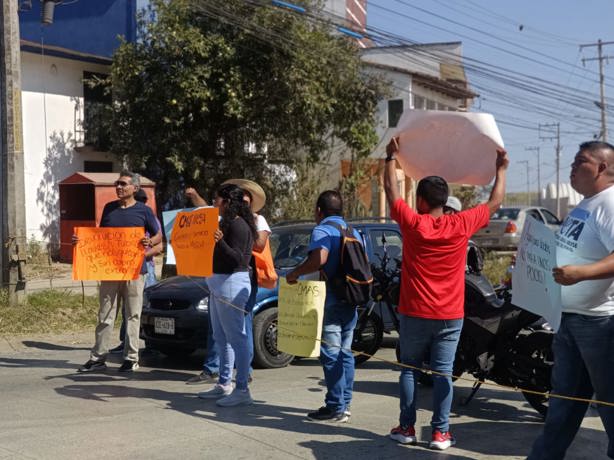 Fraccionamiento Terranova sin agua; vecinos bloquean carretera Las Trancas-Coatepec