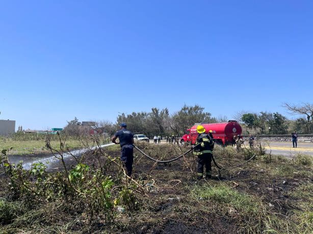 Incendio de pastizal arrasa con auto y camioneta en Veracruz | VIDEO