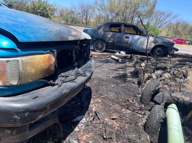 Incendio de pastizal arrasa con auto y camioneta en Veracruz | VIDEO