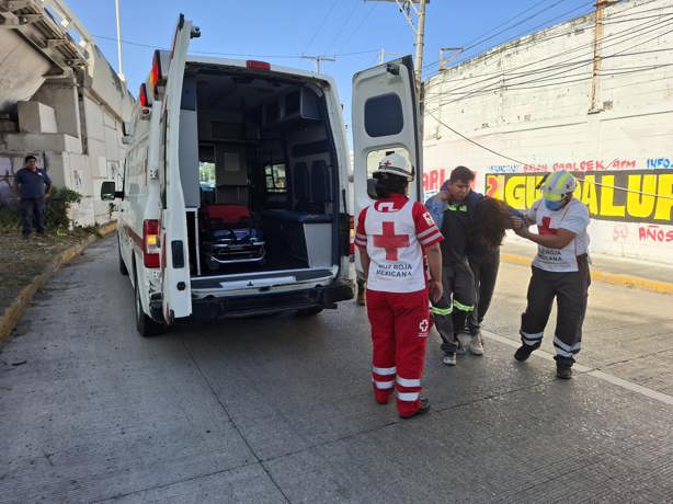 Motociclista derrapa en una de las laterales del distribuidor vial de La Boticaria