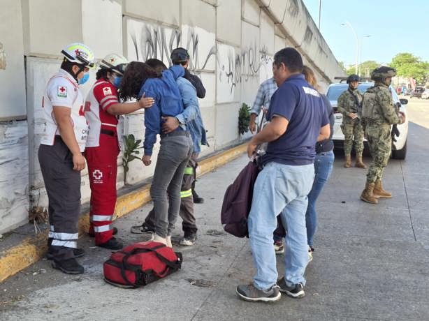 Motociclista derrapa en una de las laterales del distribuidor vial de La Boticaria