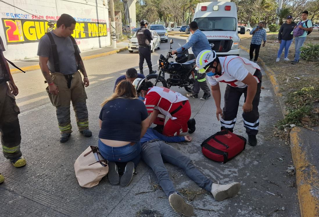 Motociclista derrapa en una de las laterales del distribuidor vial de La Boticaria