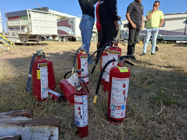 Incendio de pastizal amenaza con extenderse a carpas de circo instalado en Boca del Río