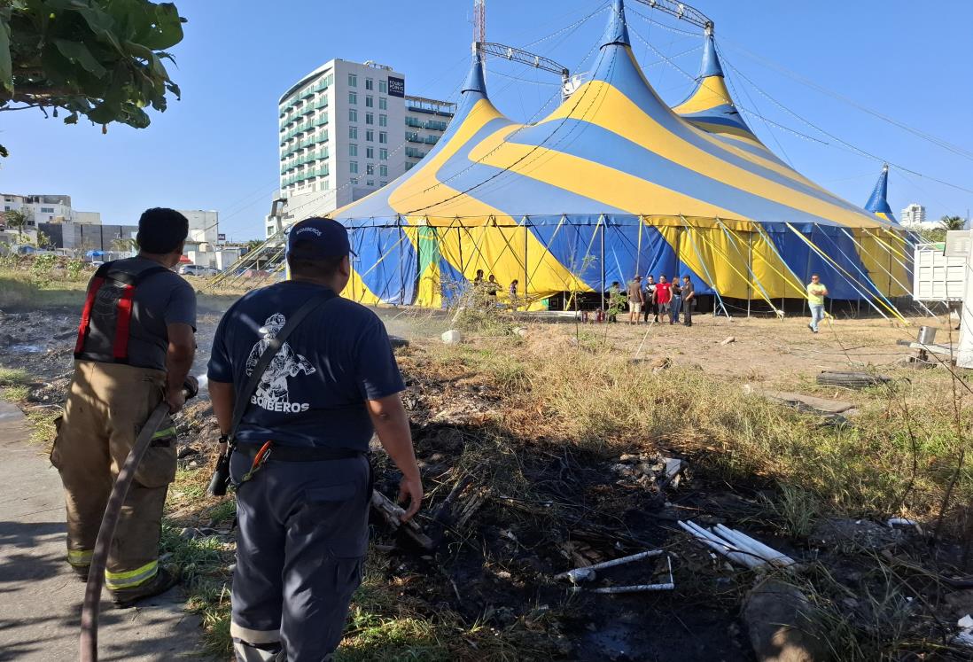 Incendio de pastizal amenaza con extenderse a carpas de circo instalado en Boca del Río