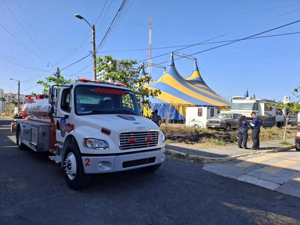 Incendio de pastizal amenaza con extenderse a carpas de circo instalado en Boca del Río