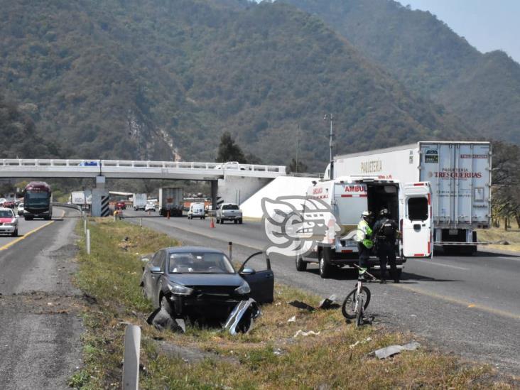 Vehículo particular se accidenta en la autopista Orizaba-Ciudad Mendoza