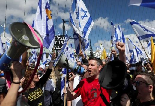 Israelíes protestan contra su primer ministro Benjamin Netanyahu por atacar a Gaza