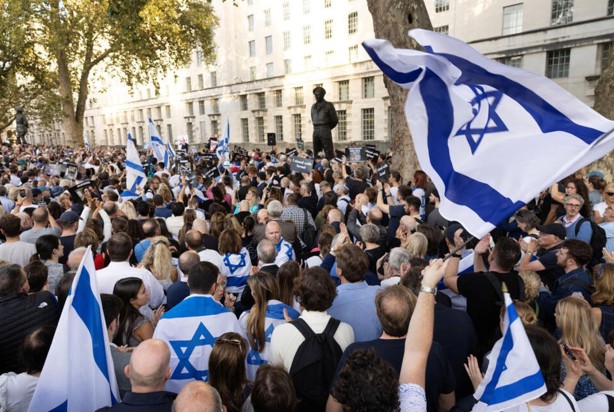 Israelíes protestan contra su primer ministro Benjamin Netanyahu por atacar a Gaza