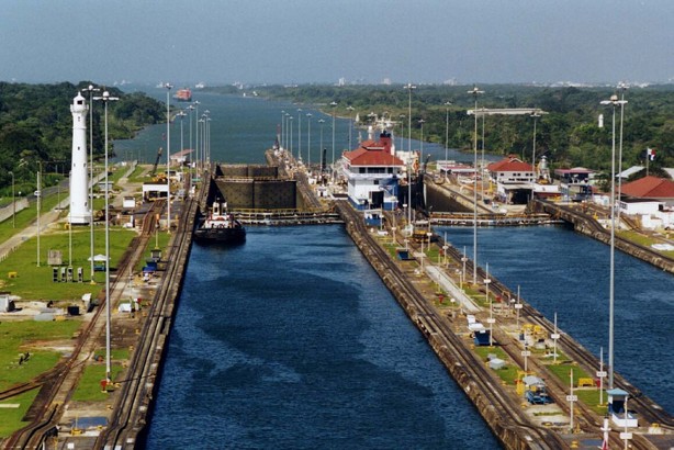 Comercio internacional teme la posibilidad de que empresa de EU compre puertos del canal de Panamá