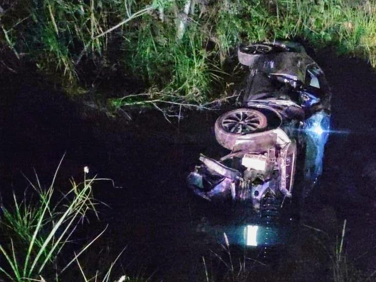 Auto vuelca en carretera Lencero-La Tinaja y es abandonado