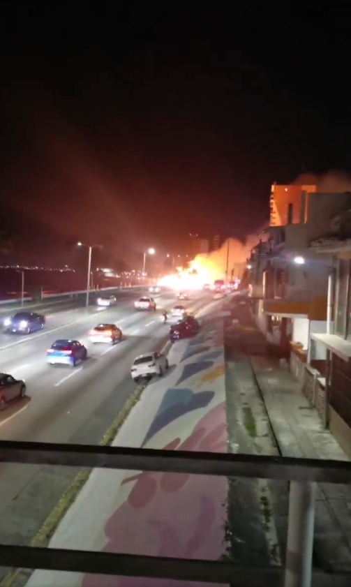 Incendio en palapa restaurante de Boca del Río moviliza a cuerpos de emergencia