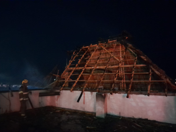 Incendio en palapa restaurante de Boca del Río moviliza a cuerpos de emergencia