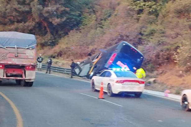 Se accidenta autobús con maestros de la CNTE en las Cumbres de Maltrata (+VIDEO)