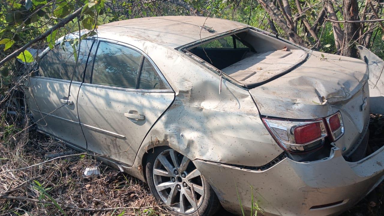 Hallan automóvil accidentando y abandonado sobre el kilómetro 13.5