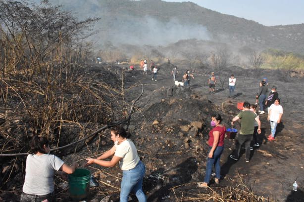 Voraz incendio pone en riesgo a habitantes de unidades habitacionales de Rio Blanco (+Video)