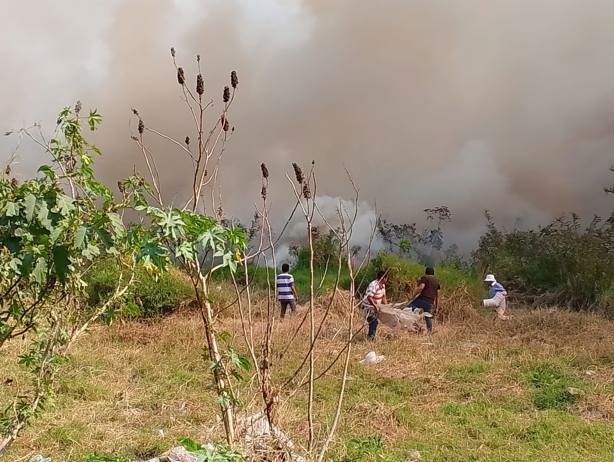 Voraz incendio pone en riesgo a habitantes de unidades habitacionales de Rio Blanco (+Video)