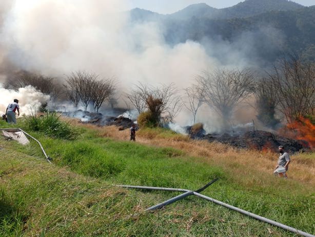 Voraz incendio pone en riesgo a habitantes de unidades habitacionales de Rio Blanco (+Video)