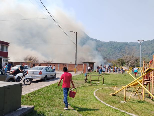 Voraz incendio pone en riesgo a habitantes de unidades habitacionales de Rio Blanco (+Video)