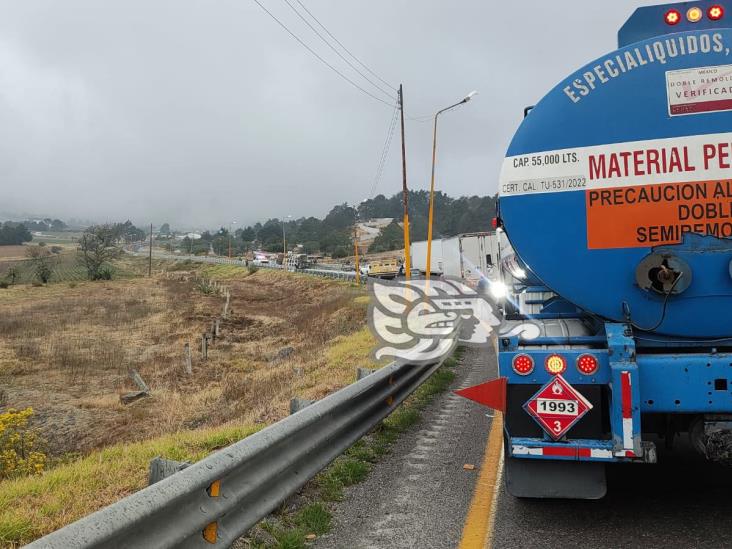 Vuelca camión cargado con marcos de vidrio sobre la autopista Orizaba- Puebla