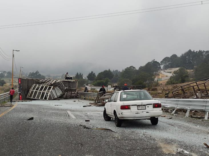 Vuelca camión cargado con marcos de vidrio sobre la autopista Orizaba- Puebla