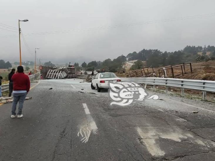 Vuelca camión cargado con marcos de vidrio sobre la autopista Orizaba- Puebla