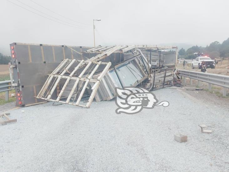 Vuelca camión cargado con marcos de vidrio sobre la autopista Orizaba- Puebla