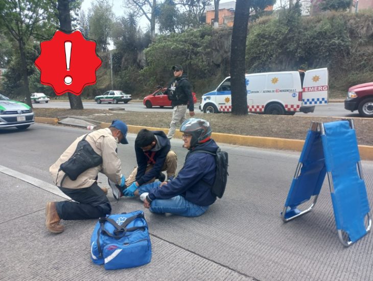 Motociclista sufre aparatosa caída en avenida Lázaro Cárdenas en Xalapa