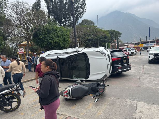 Camioneta termina volcada frente al palacio municipal de Maltrata