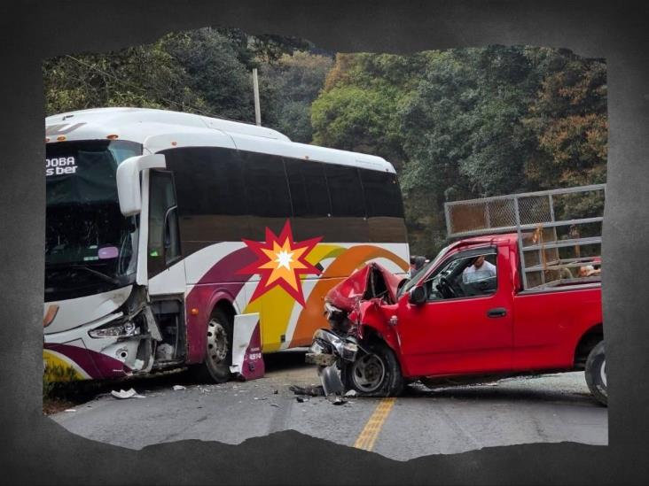 Camioneta choca con autobús en la carretera Orizaba-Tehuacán