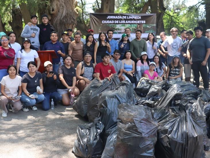 Estudiantes y autoridades realizan limpieza en la ribera del río Blanco