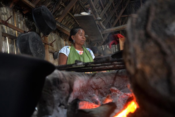 Cumbre Tajín: Ellas son las Mujeres de Humo, encargadas de preservar recetas milenarias