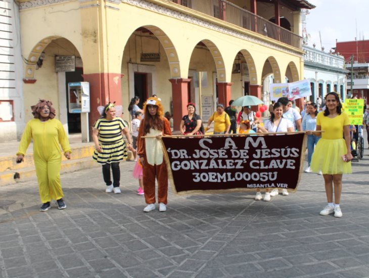 Celebran llegada de la primavera con desfile infantil en Misantla