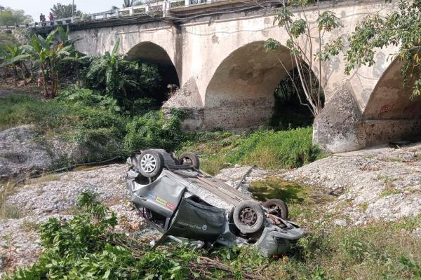 Milagro en el vacío, auto cae de un puente de Plan del Río y el conductor sobrevive
