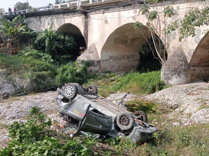 Milagro en el vacío, auto cae de un puente de Plan del Río y el conductor sobrevive