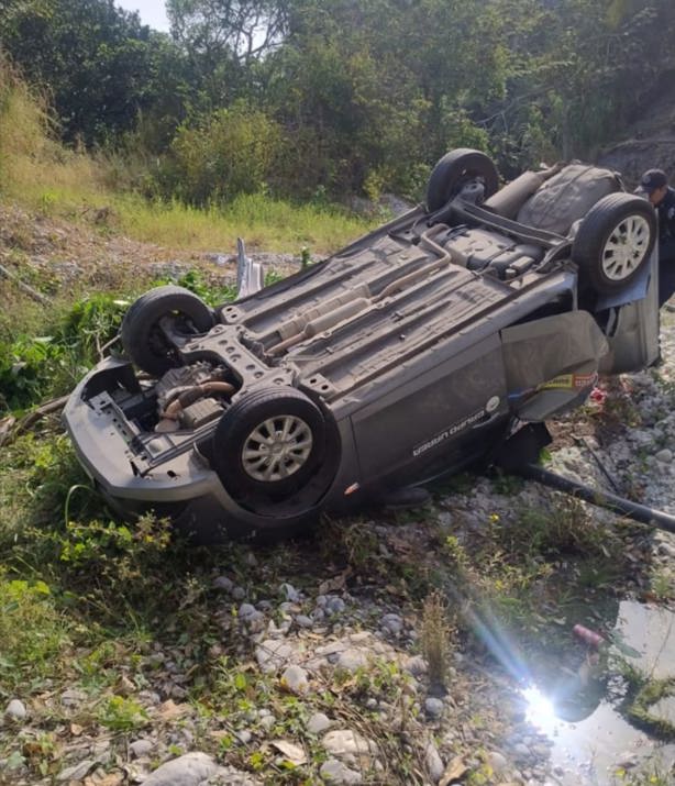 Milagro en el vacío, auto cae de un puente de Plan del Río y el conductor sobrevive