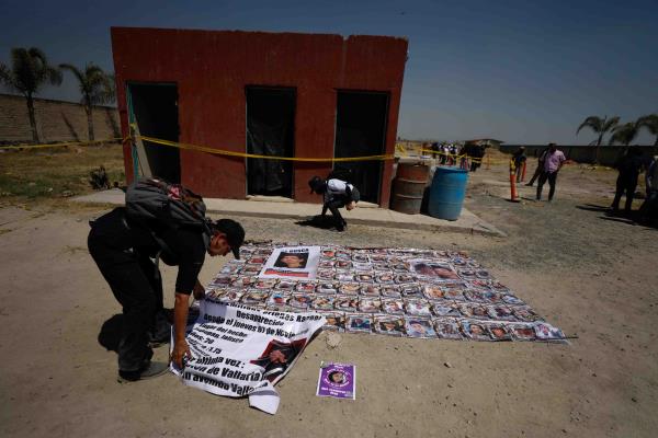 Niegan montaje en rancho de exterminio en Jalisco, buscadores exhiben crematorios y restos