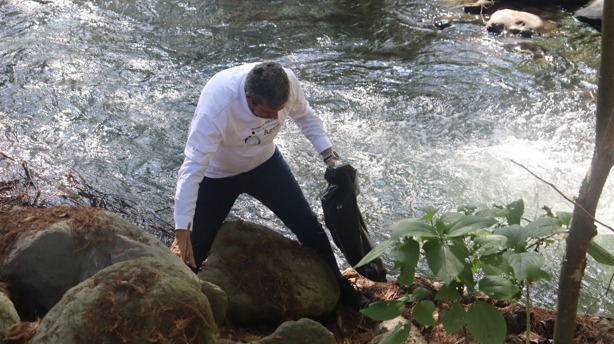 Estudiantes y autoridades realizan limpieza en la ribera del río Blanco