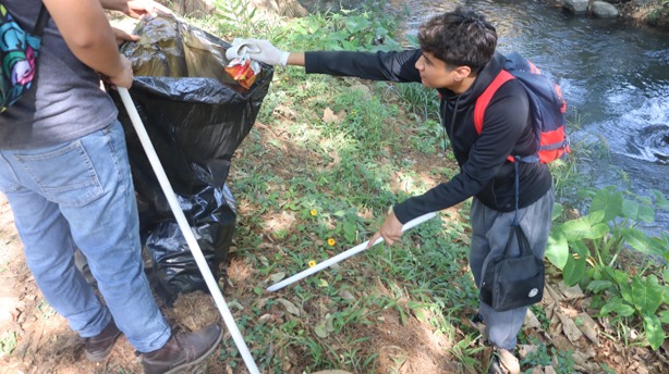 Estudiantes y autoridades realizan limpieza en la ribera del río Blanco