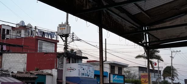 Cortocircuitos dejan sin luz y señal a colonias del sur de Xalapa