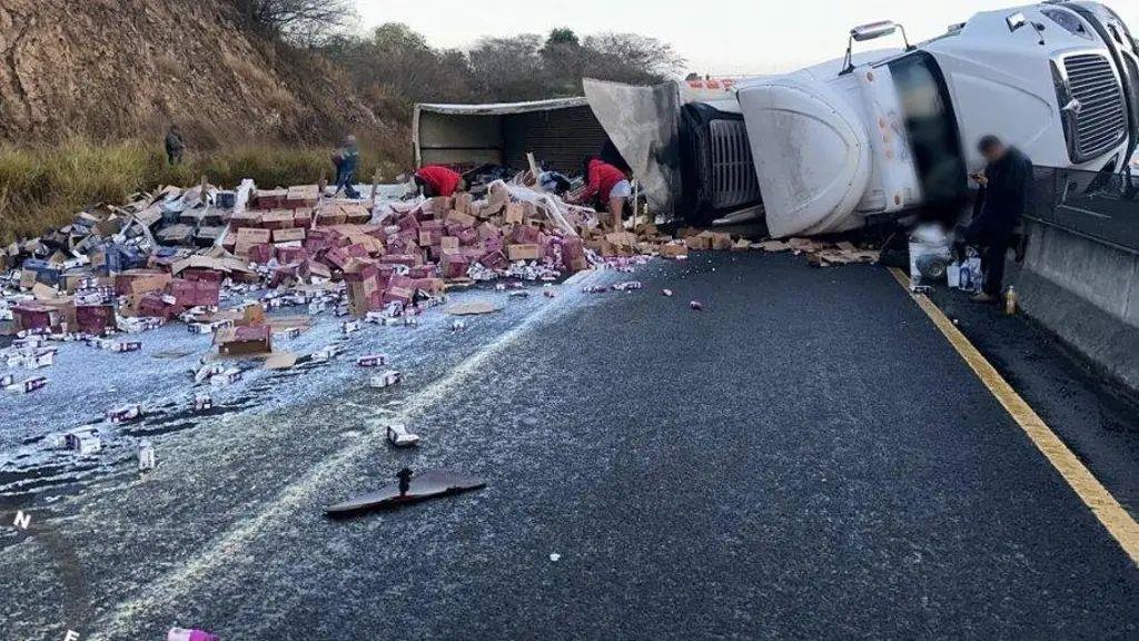 Alertan por cierre vial en la carretera Xalapa - Veracruz por accidente de tráiler; hubo rapiña