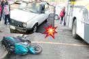 Auto impacta a motociclista en Chocamán