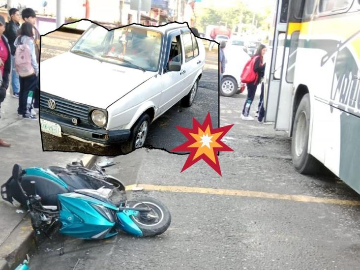 Auto impacta a motociclista en Chocamán