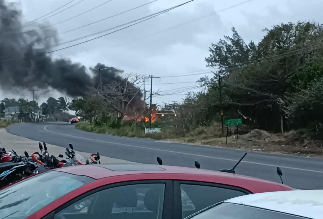 Se incendia negocio de plásticos en Alvarado a la altura del CETMAR