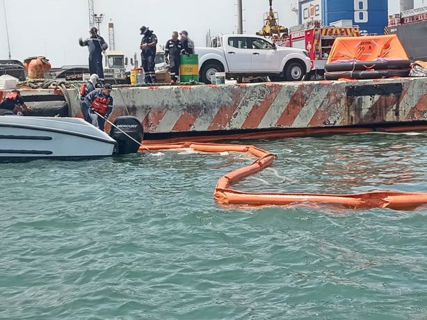 Marina coloca barreras para retener hidrocarburo del remolcador hundido en puerto de Veracruz