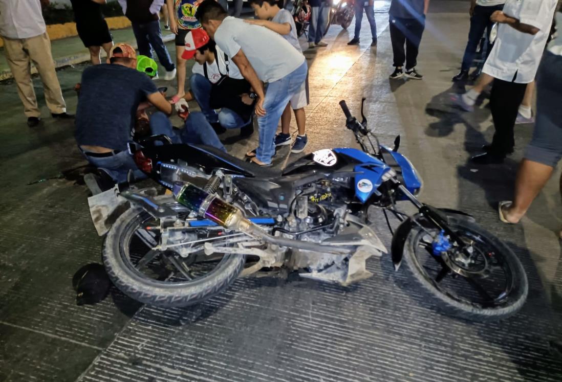 Auto huye tras atropellar a motociclista y dejarlo herido en la colonia Dos Caminos