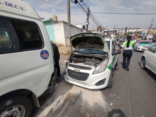 Chocan taxi y combi en avenida Pípila en Xalapa; una mujer herida