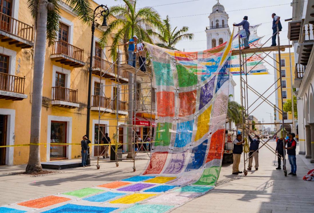 Instalan mega tapete de colores en el Zócalo de Veracruz