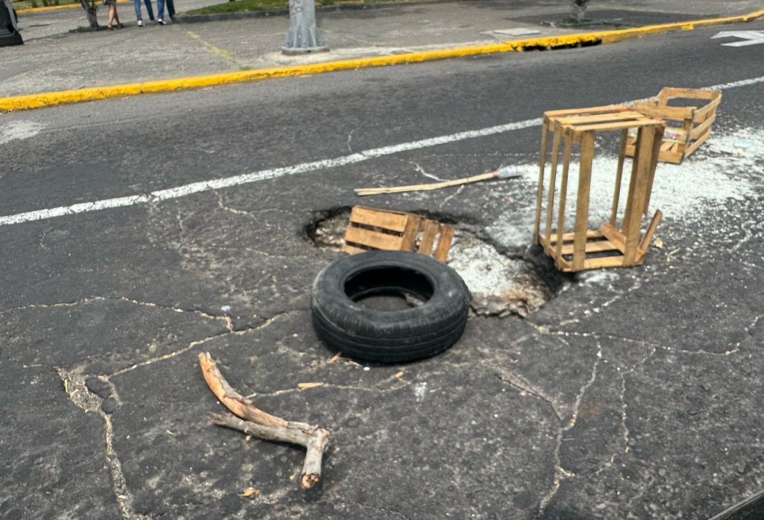 Alertan por socavón en calle Manuel Doblado del centro de Veracruz